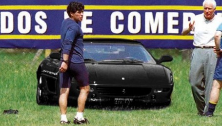 Venden la Ferrari negra que fuera de Maradona: piden 250 mil euros