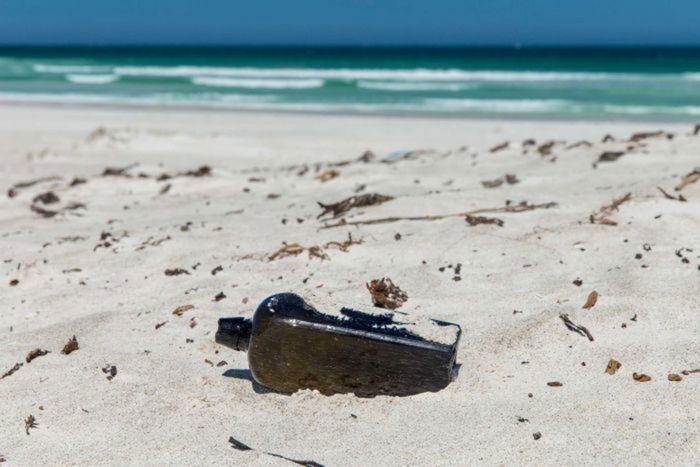 Hallaron el mensaje más antiguo de la historia arrojado al mar en una botella