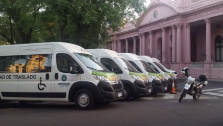 Valdés entregó 20 nuevas ambulancias 